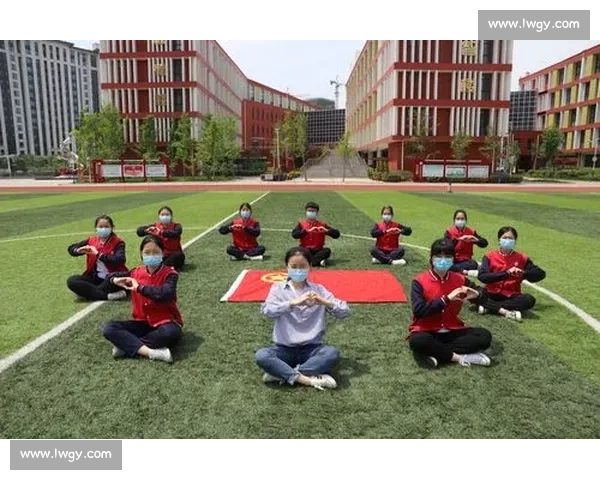 校园跳绳赛场上李红带领同学奋力拼搏展现青春团结与速度之美光芒